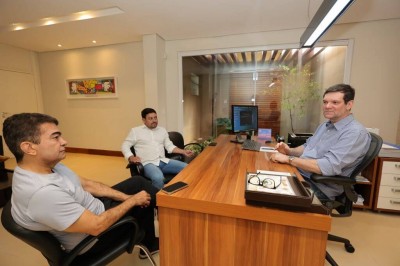 Prefeito Marçal Filho e secretário de Saúde Márcio Figueiredo, juntamente com o neuropediatra Emerson Henklain Ferruzzi. Fotos: A. Frota