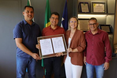 Marçal Filho acompanhado dos vereadores Pudim, Liandra e Inspetor Cabral que representaram toda a categoria durante a entrega de Moção de Aplausos– Foto: A. Frota