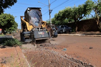 No Santa Brígida, equipes estão removendo asfalto deteriorado para fazer a recomposição da malha asfáltica. Fotos: A. Frota
