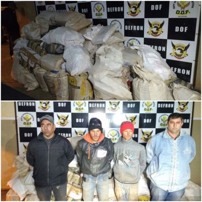 Droga apreendida e os acusados Jeferson Rocha Lopes, Júnior Calegari de Souza, Ademilson Fabiano de Araújo e Clóvis Escobar; (foto: Sidnei Bronka)