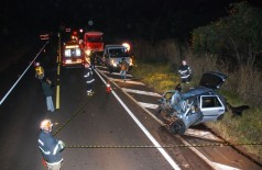 Três morrem em colisão frontal entre carro e carreta na BR-267 (Foto: Sergio Melucci)