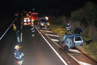 Três morrem em colisão frontal entre carro e carreta na BR-267 (Foto: Sergio Melucci)