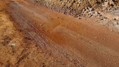 Moradores bloqueiam rua após trabalho mal feito em asfalto em Dourados (Foto: divulgação/94FM)