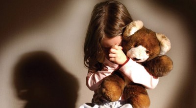 Bisavô é flagrado por neta estuprando filha de três anos em quarto de residência