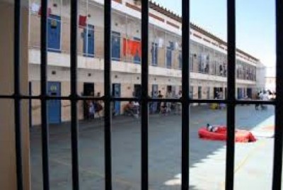 Detento do semiaberto foge após ser flagrado com droga amarrada no corpo