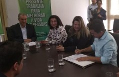 Marçal assina convênio para recursos de operação tapa-buraco em Dourados (Foto: Divulgação)