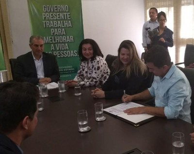 Marçal assina convênio para recursos de operação tapa-buraco em Dourados (Foto: Divulgação)