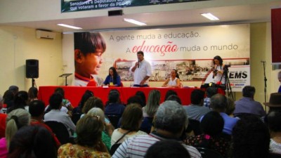 A posição saiu de uma assembleia geral da categoria promovida na sede da Federação dos Trabalhadores em Educação (Fetems), em Campo Grande; (Foto: Fetems/Divulgação)