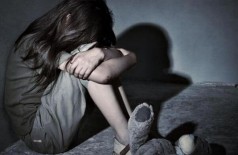 Mãe flagra ex-genro estuprando filha de 10 anos em sofá de residência