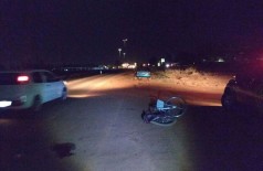 Dois jovens estavam em uma bicicleta quando foram atropelados ontem à noite em Dourados (Foto: Adilson Domingos)