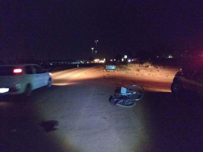 Dois jovens estavam em uma bicicleta quando foram atropelados ontem à noite em Dourados (Foto: Adilson Domingos)