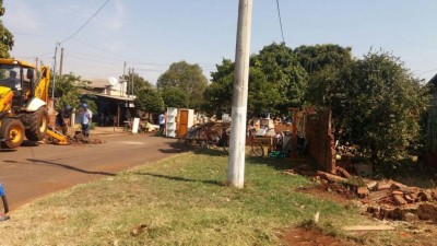 Móveis foram tirados das residências e muros derrubados por patrola (Foto: divulgação/94FM)