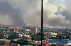Fumaça do incêndio na saída para Ponta Porã pode ser vista do centro de Dourados nesta tarde (Foto: André Bento)