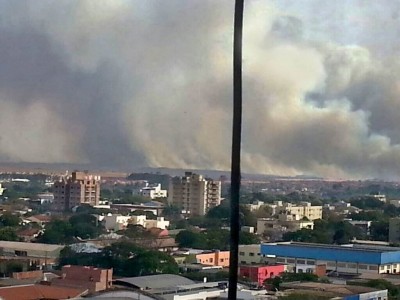 Fumaça do incêndio na saída para Ponta Porã pode ser vista do centro de Dourados nesta tarde (Foto: André Bento)