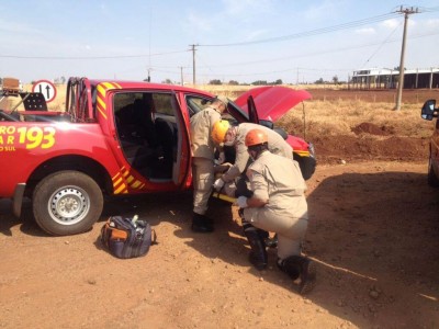 Bombeiro foi socorrido por colegas e levado para hospital de Dourados (Foto: Sidnei Bronka/94FM)