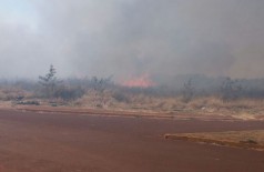 Novo incêndio é registrado em Dourados e chamas se aproximam de creche e escola (Foto: divulgação/Defesa Civil de Dourados)