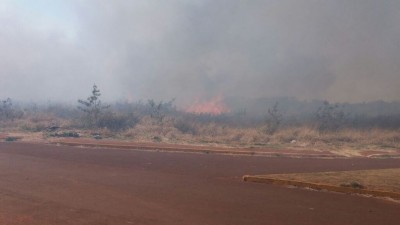 Novo incêndio é registrado em Dourados e chamas se aproximam de creche e escola (Foto: divulgação/Defesa Civil de Dourados)