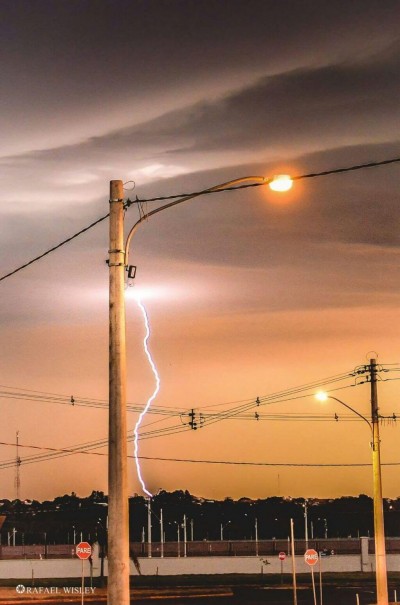 Imagem captada nas proximidades do Ecoville às 18h de ontem em Dourados mostra um dos 53 raios que caíram em Dourados entre domingo e segunda-feira (Foto: Rafael Wisley)