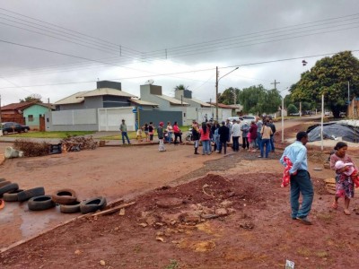 Ruas foram bloqueadas por moradores em protesto contra corte de energia (Foto: Adilson Domingos)