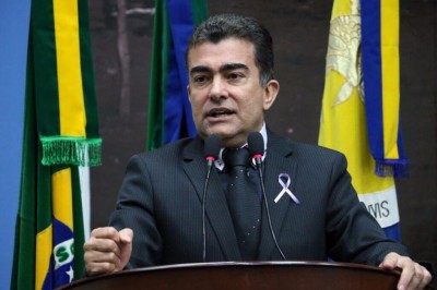 Marçal Filho explica que ampliar a presença de lixeiras na cidade manterá as ruas mais limpas; Foto: Assessoria