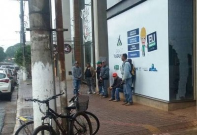 Pessoas esperando na fila da Casa do Trabalhador para receber atendimento nesta quinta-feira (17); (Foto: Karol Chicoski/94FM)