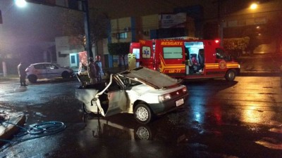 O acidente aconteceu na madrugada de hoje (17); (Foto: Adilson Domingos)