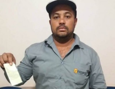 Bruno Silva mostra aviso de irregularidade que recebeu na manhã de hoje no estacionamento rotativo de Dourados; (Foto: Karol Chicoski/94FM)