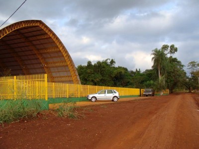 Corpo da criança estava dentro de buraco cheio d'água próximo à Vila Olímpica Indígena (Foto: Paulo Yuji Takarada)