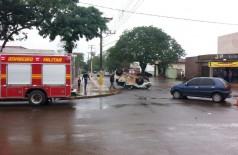 Acidente de trânsito com capotamento ocorreu na manhã de hoje em Dourados (Foto: André Bento)