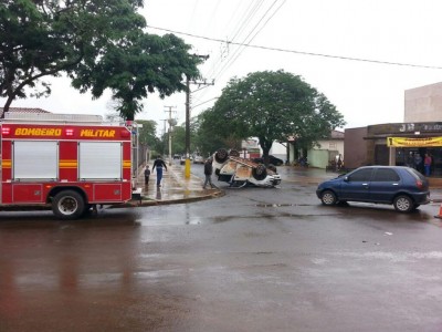 Acidente de trânsito com capotamento ocorreu na manhã de hoje em Dourados (Foto: André Bento)