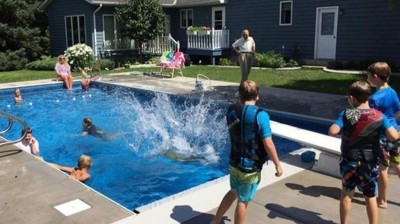 Idoso de 94 anos instala piscina e