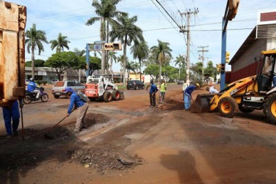 Avenida Marcelino Pires já recebeu serviços de tapa-buracos executado por empresa contratada pela prefeitura (Foto: A. Frota)