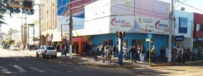 Sem saber que não haveria atendimento, centenas de trabalhadores enfrentaram fila nesta segunda; (Foto: Karol Chicoski/94FM)