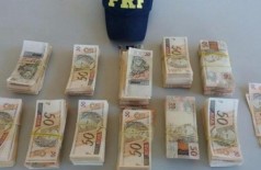 Policiais encontraram 2.250 notas falsas de R$ 50, que totalizaram R$ 112.500,00 (Foto: Divulgação / PRF)
