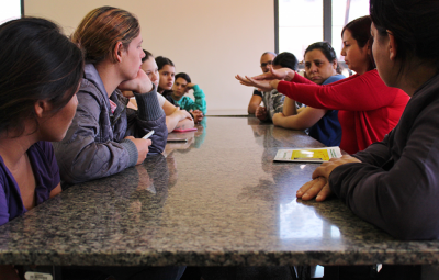 Uma roda de conversa no café da manhã foi oportunidade para informar e esclarecer dúvidas (Foto: Divulgação/HU-UFGD)