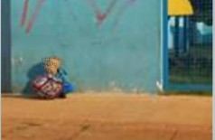 Durante greve parcial dos educadores de Dourados, criança é flagrada sozinha em frente à escola (Foto: reprodução/Facebook)