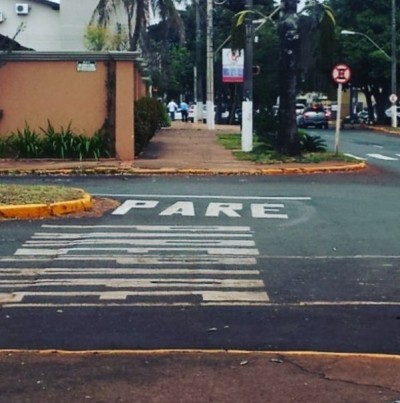 Sem abertura em canteiro, esquina das ruas João Cândido Câmara e Ponta Porã tem sinalização especial (Foto: Reprodução/Instagram@henriquebide)