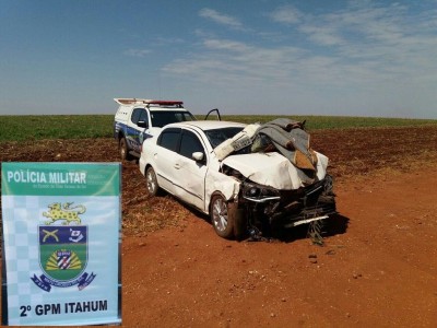 Veículo carregado com droga colidiu contra um bambuzal e motorista foi prensado pelos tabletes de maconha (Foto: Divulgação/PM)