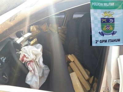 Uma das ocorrência do fim de semana envolveu acidente com carro de traficante que ficou prensado pelos tabletes de maconha (Foto: Divulgação/PM)