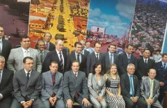 Cirilo Ramão (segundo sentado da esquerda para direita) anunciou que agora votará com a base aliada da prefeita (Foto: André Bento)