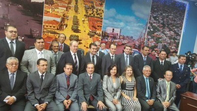 Cirilo Ramão (segundo sentado da esquerda para direita) anunciou que agora votará com a base aliada da prefeita (Foto: André Bento)