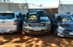 Veículos recuperados pela polícia em Dourados haviam sido roubados em Goiás (Foto: Divulgação/Defron)
