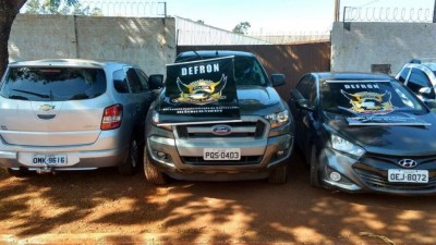 Veículos recuperados pela polícia em Dourados haviam sido roubados em Goiás (Foto: Divulgação/Defron)