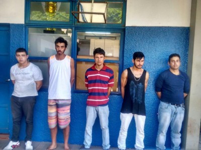 Cinco homens presos pela PM foram autuados pelos crimes de receptação e associação criminosa (Foto: Divulgação/PM)