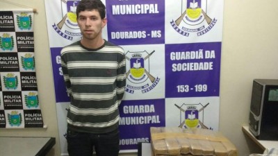 Alexandre Ferreira Costa Cavalheiro, de 25 anos, acusado de tráfico de drogas, na rodoviária de Dourados --- (Foto: Sidnei Bronka)