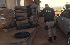 Policiais fazem a contagem da droga apreendida (Foto: divulgação/PRF)