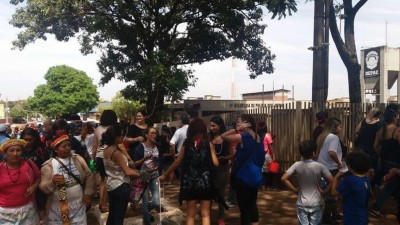 Manifestantes foram até a Depac, para onde teria sido levado sindicalista detido durante protesto (Foto: Reprodução/Facebook Gleice Barbosa)