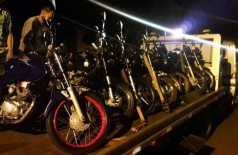 Motos e carros foram apreendidas pela Polícia Militar durante operação na área central de Dourados (Foto: Divulgação/PM)