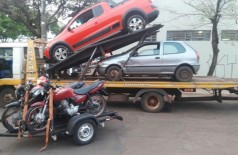Carros e motocicletas foram apreendidos por irregularidades nas documentações, segundo a polícia (Foto: Divulgação/PM)