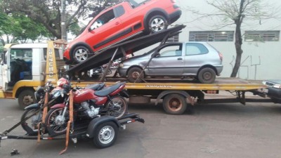 Carros e motocicletas foram apreendidos por irregularidades nas documentações, segundo a polícia (Foto: Divulgação/PM)
